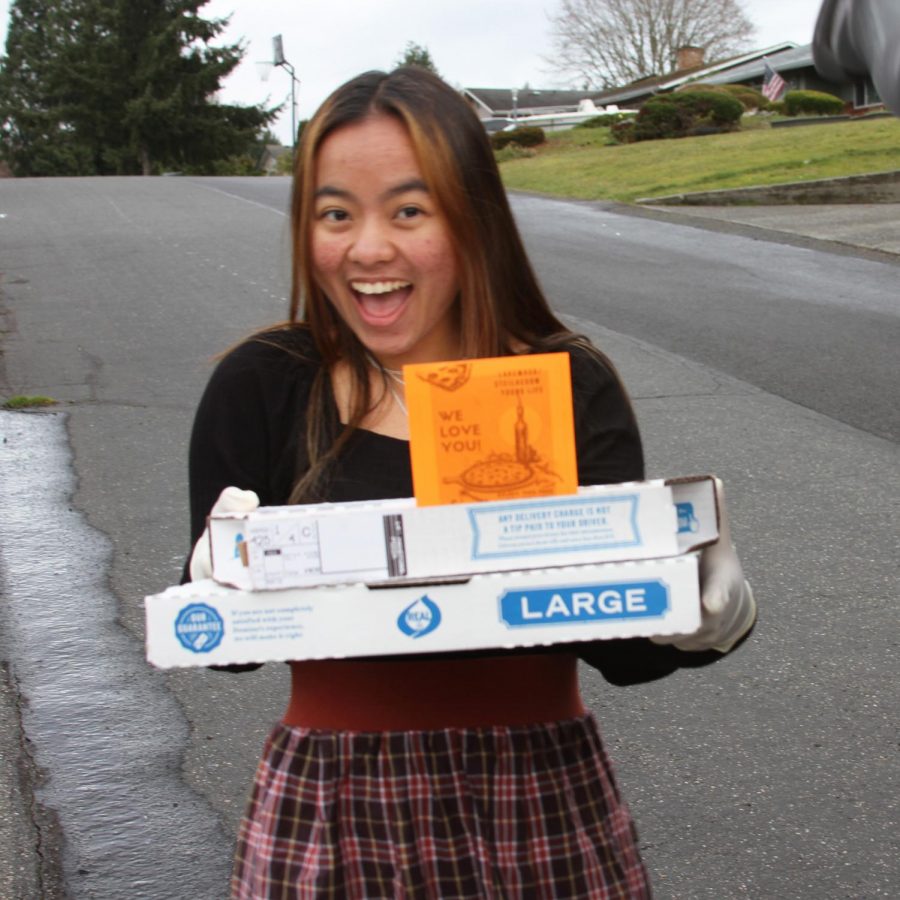 Youngilfe students giving out pizza to students that want food.
